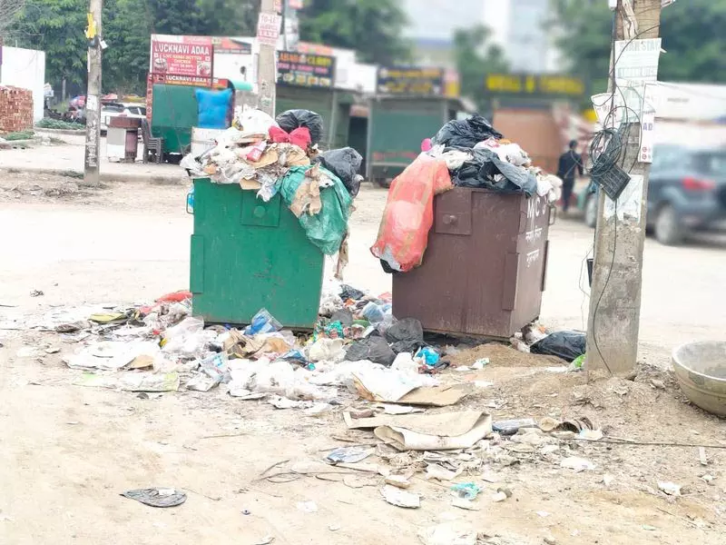 Gurugram में सफाई हड़ताल से बढ़ी परेशानी Gurugram में सफाई हड़ताल से बढ़ी परेशानी