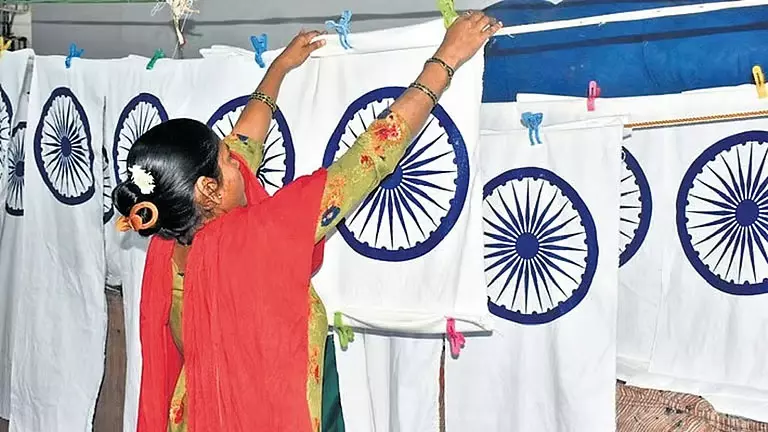बेंगेरी खादी यूनियन पर संकट तिरंगे की बिक्री में भारी गिरावट बेंगेरी खादी यूनियन पर संकट तिरंगे की बिक्री में भारी गिरावट