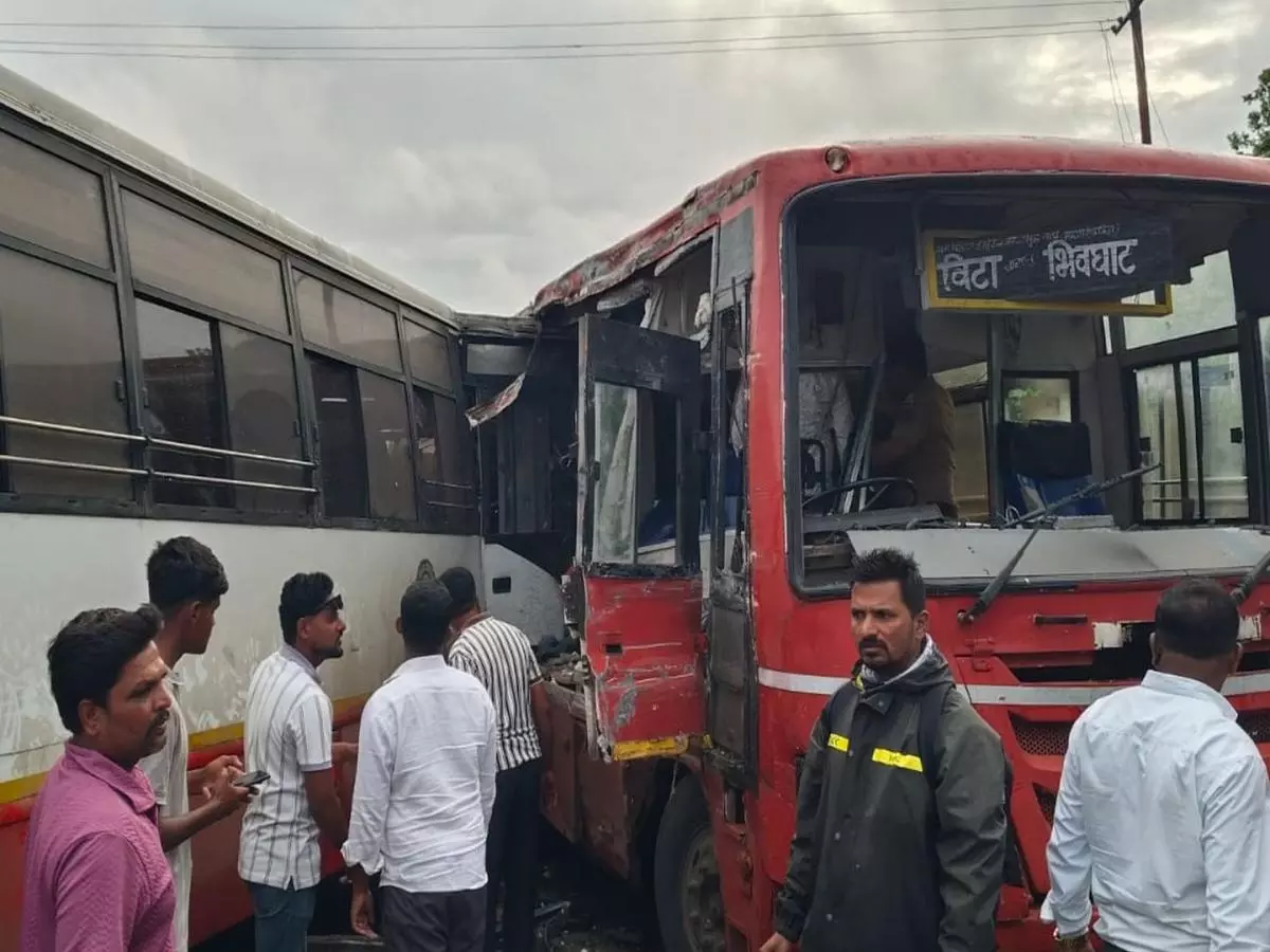 Mumbai: दो एसटी बसों की जोरदार टक्कर, सांगली में दो यात्रियों की मौत, 16 घायल Mumbai: दो एसटी बसों की जोरदार टक्कर, सांगली में दो यात्रियों की मौत, 16 घायल