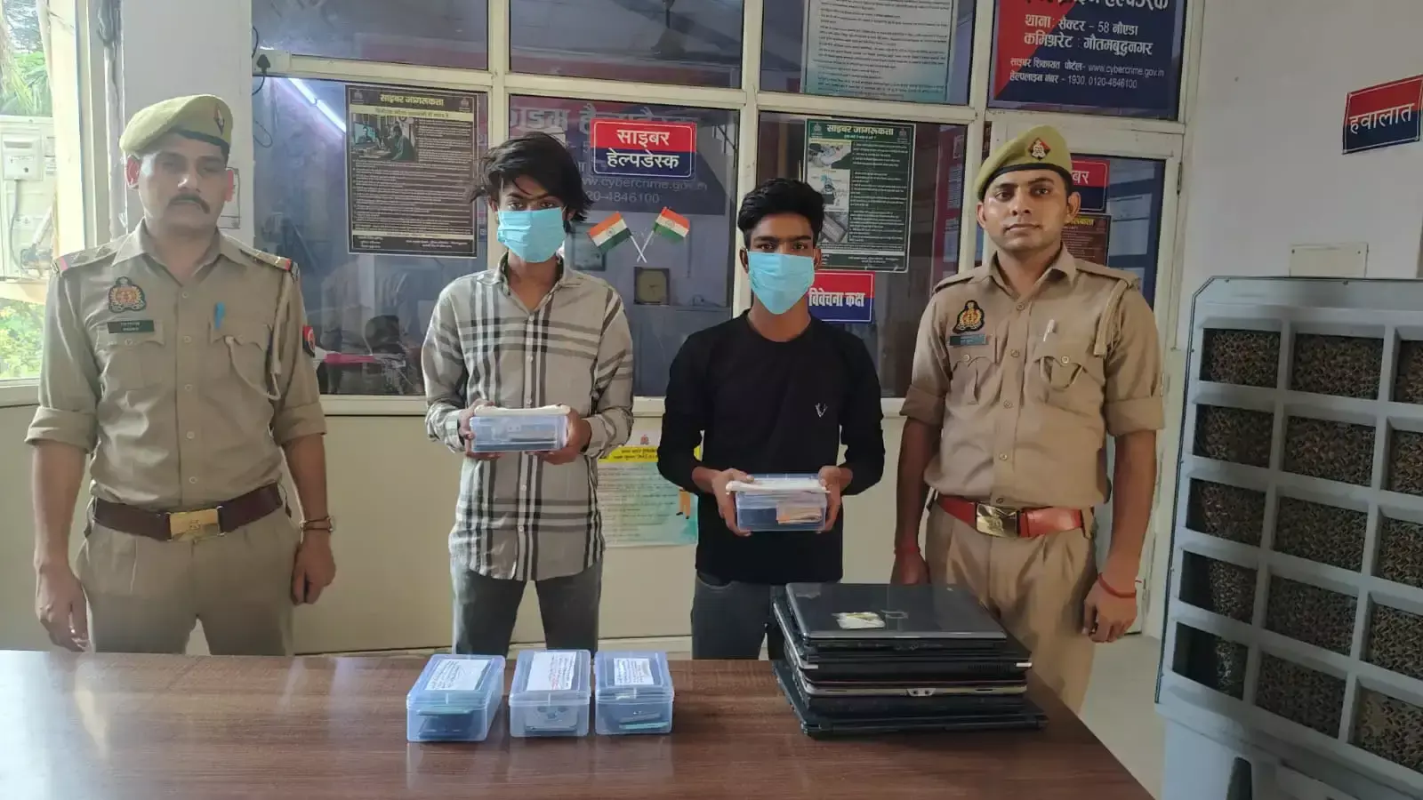 Noida: छात्रों के लैपटॉप-मोबाइल चुराने वाले गिरोह के दो बदमाश गिरफ्तार Noida: छात्रों के लैपटॉप-मोबाइल चुराने वाले गिरोह के दो बदमाश गिरफ्तार