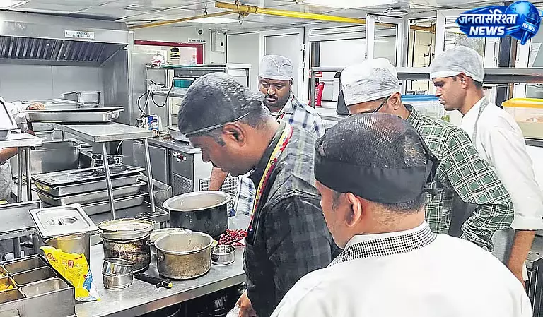 फूड सेफ्टी नियमों के उल्लंघन पर BNCC की कार्रवाई छह होटल और आउटलेट्स पर लगा भारी जुर्माना फूड सेफ्टी नियमों के उल्लंघन पर BNCC की कार्रवाई छह होटल और आउटलेट्स पर लगा भारी जुर्माना