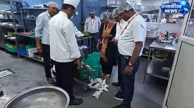 अपोलो अस्पताल की किचन में मिले एक्सपायर्ड खाद्य पदार्थ FSD ने की कार्रवाई अपोलो अस्पताल की किचन में मिले एक्सपायर्ड खाद्य पदार्थ FSD ने की कार्रवाई