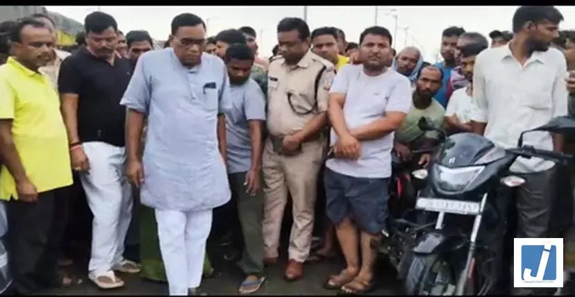 दिनदहाड़े युवक की गोली मारकर हत्या, आक्रोशित लोगों ने किया सड़क जाम दिनदहाड़े युवक की गोली मारकर हत्या, आक्रोशित लोगों ने किया सड़क जाम