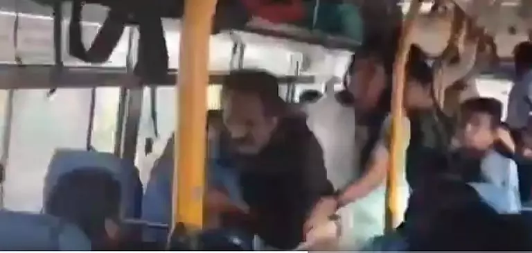 KSRTC बस में महिला से बदसलूकी का आरोप बुजुर्ग यात्री की महिला ने की पिटाई KSRTC बस में महिला से बदसलूकी का आरोप बुजुर्ग यात्री की महिला ने की पिटाई