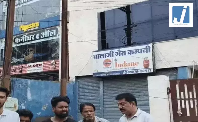 कलेक्टर की चेतावनी भी बेअसर, बालाजी गैस एजेंसी पर ब्लैक मार्केटिंग का आरोप कलेक्टर की चेतावनी भी बेअसर, बालाजी गैस एजेंसी पर ब्लैक मार्केटिंग का आरोप