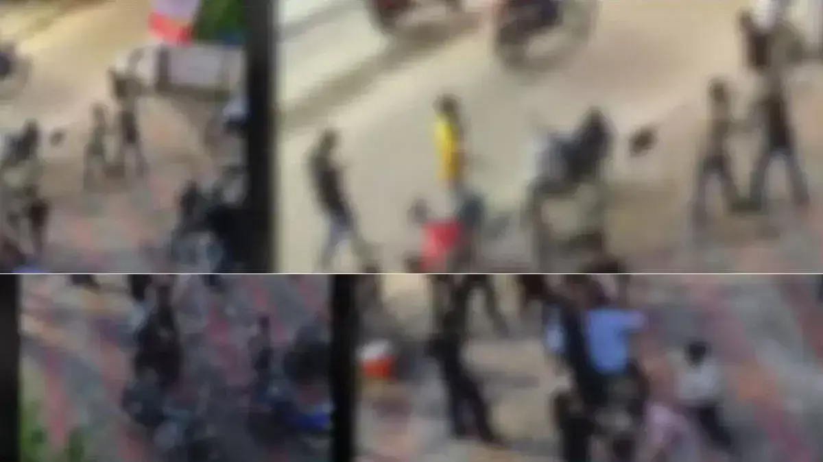kerala: सड़क पर छात्रों में खूनी झड़प, हेलमेट लगने से एक गंभीर kerala: सड़क पर छात्रों में खूनी झड़प, हेलमेट लगने से एक गंभीर