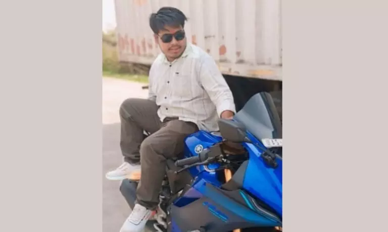 Assam: कोकराझार में बस और मोटरसाइकिल की टक्कर में युवक की मौत Assam: कोकराझार में बस और मोटरसाइकिल की टक्कर में युवक की मौत