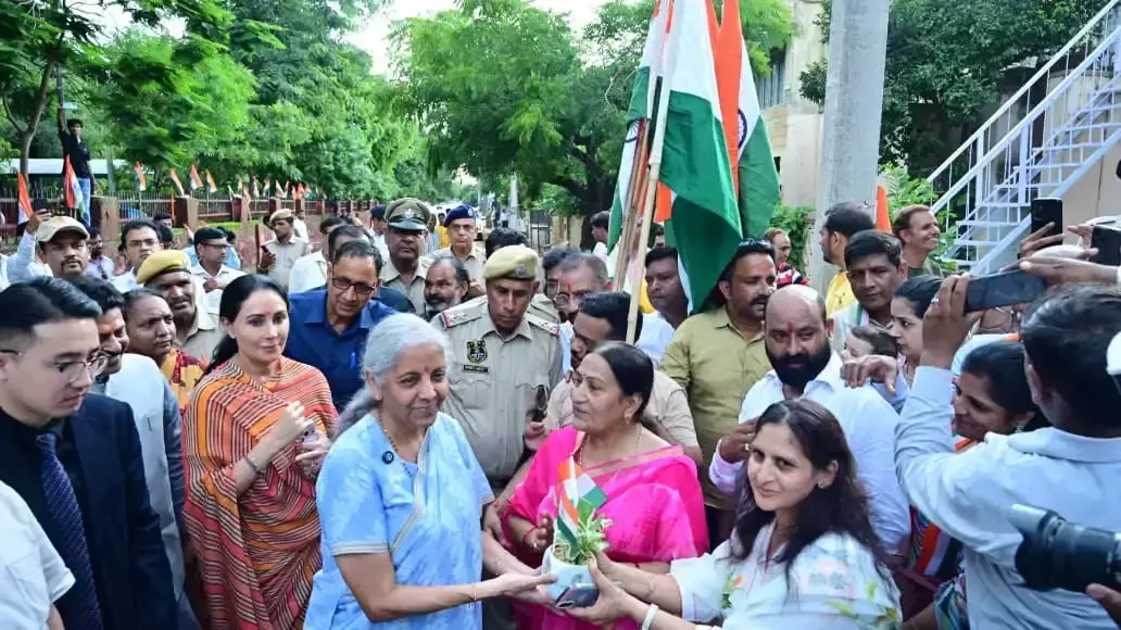 Jaipur: निर्मला सीतारमण ने तिरंगा यात्रा में लिया हिस्सा, जवाहर नगर में उमड़ा उत्साह Jaipur: निर्मला सीतारमण ने तिरंगा यात्रा में लिया हिस्सा, जवाहर नगर में उमड़ा उत्साह