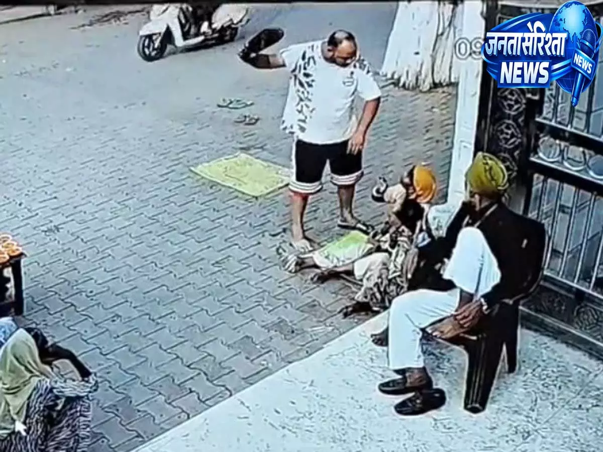 कपूरथला मंदिर के बाहर गरीब महिला की चप्पल से पिटाई वीडियो वायरल होते ही पुलिस का एक्शन कपूरथला मंदिर के बाहर गरीब महिला की चप्पल से पिटाई वीडियो वायरल होते ही पुलिस का एक्शन