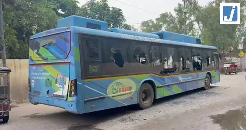 मोड़ पर तेज रफ्तार DTC बस ने स्कूटी को मारी टक्कर, स्कूल जा रही छात्रा की मौत मोड़ पर तेज रफ्तार DTC बस ने स्कूटी को मारी टक्कर, स्कूल जा रही छात्रा की मौत