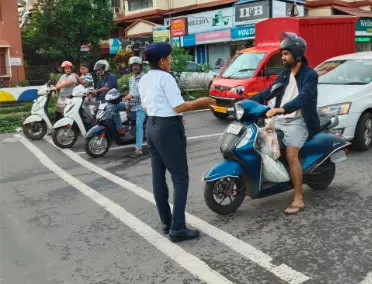 फटोर्डा: ट्रैफिक नियमों का पालन कराने पुलिस ने चलाया विशेष अभियान फटोर्डा: ट्रैफिक नियमों का पालन कराने पुलिस ने चलाया विशेष अभियान