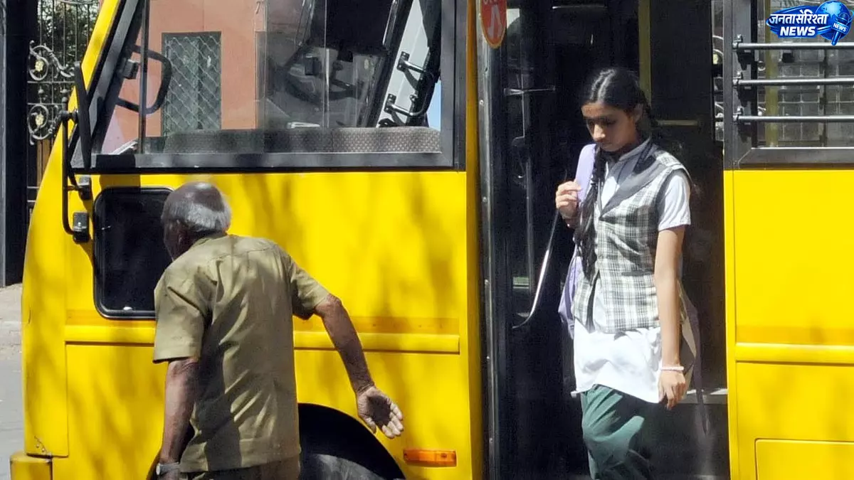 स्कूल बसों की सुरक्षा को लेकर पुणे प्रशासन सख्त CCTV नहीं होने पर होगी कार्रवाई स्कूल बसों की सुरक्षा को लेकर पुणे प्रशासन सख्त CCTV नहीं होने पर होगी कार्रवाई