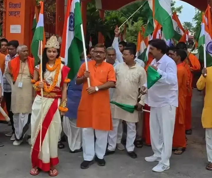 Varanasi: भारत माता पूजन के बाद निकली तिरंगा यात्रा, विधायक डॉ. नीलकंठ ने किया नेतृत्व Varanasi: भारत माता पूजन के बाद निकली तिरंगा यात्रा, विधायक डॉ. नीलकंठ ने किया नेतृत्व