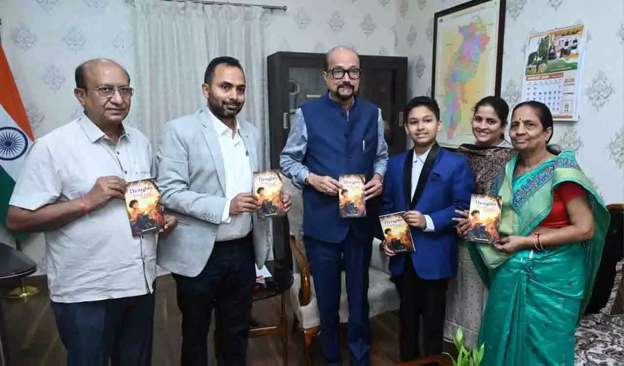 राज्यपाल डेका ने 12 वर्षीय छात्र मास्टर दिव्यांश की पुस्तक थॉट्स अबाउट गॉड का किया विमोचन राज्यपाल डेका ने 12 वर्षीय छात्र मास्टर दिव्यांश की पुस्तक थॉट्स अबाउट गॉड का किया विमोचन