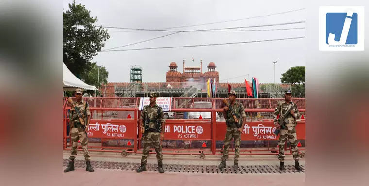 स्वतंत्रता दिवस से ठीक पहले दिल्ली में पांच जगहों पर बम की धमकी स्वतंत्रता दिवस से ठीक पहले दिल्ली में पांच जगहों पर बम की धमकी