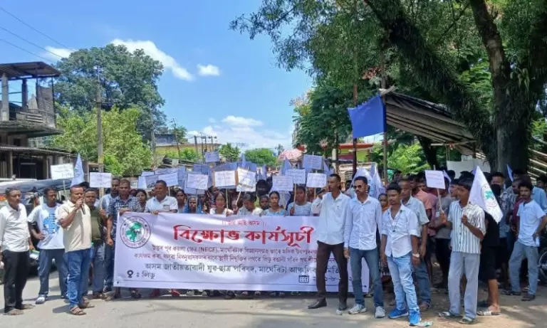 Assam: युवा संगठन ने खोला मोर्चा, बंद खदानें फिर शुरू करने की मांग Assam: युवा संगठन ने खोला मोर्चा, बंद खदानें फिर शुरू करने की मांग