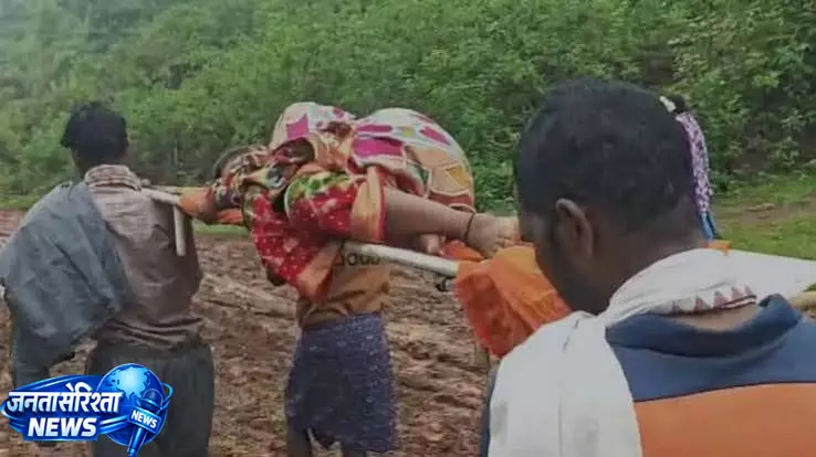 Nandapur खराब सड़क बनी गर्भवती महिला की मुसीबत Nandapur खराब सड़क बनी गर्भवती महिला की मुसीबत