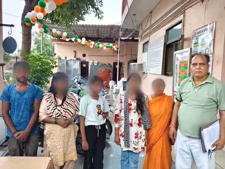 दिल्ली पुलिस ने लापता दो नाबालिग लड़कियों को दो घंटे के अंदर खोज निकाला, माता-पिता से मिलवाया दिल्ली पुलिस ने लापता दो नाबालिग लड़कियों को दो घंटे के अंदर खोज निकाला, माता-पिता से मिलवाया