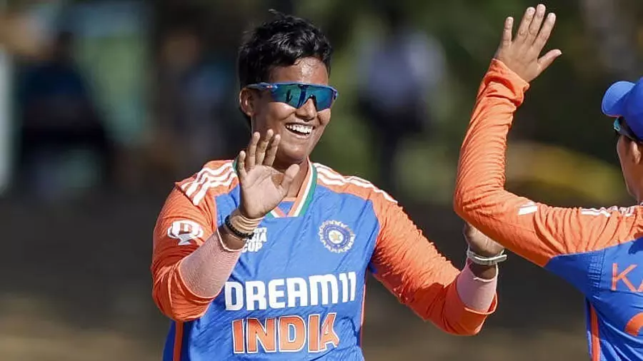 एशिया कप से पहले दीप्ति शर्मा की खास तैयारी द हंड्रेड में बैटिंग-बॉलिंग और फील्डिंग पर फोकस एशिया कप से पहले दीप्ति शर्मा की खास तैयारी द हंड्रेड में बैटिंग-बॉलिंग और फील्डिंग पर फोकस
