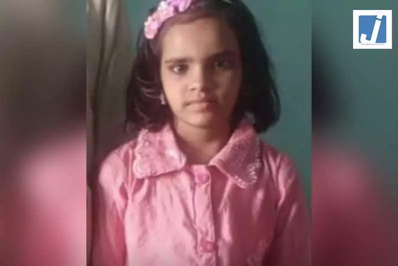 स्वतंत्रता दिवस की तैयारी के दौरान हादसा, पेड़ की डाल गिरने से 8 साल की बच्ची की मौत, मचा हड़कंप स्वतंत्रता दिवस की तैयारी के दौरान हादसा, पेड़ की डाल गिरने से 8 साल की बच्ची की मौत, मचा हड़कंप