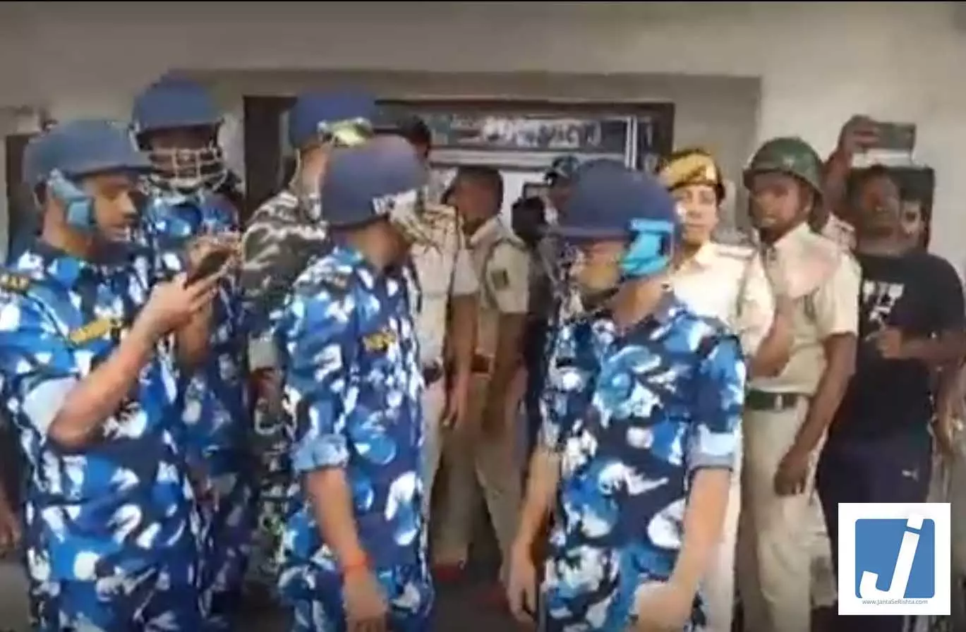 RG कर रेप और मर्डर केस: पूर्व विधायक पर अंडे फेंके गए, पहनाई जूतों की माला RG कर रेप और मर्डर केस: पूर्व विधायक पर अंडे फेंके गए, पहनाई जूतों की माला