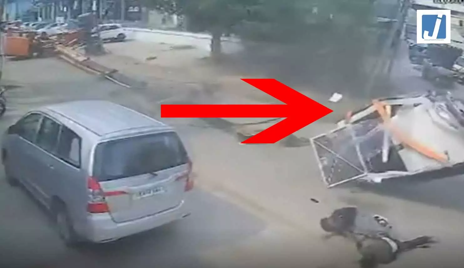 हादसे का LIVE VIDEO आया सामने, दो की दर्दनाक मौत हादसे का LIVE VIDEO आया सामने, दो की दर्दनाक मौत