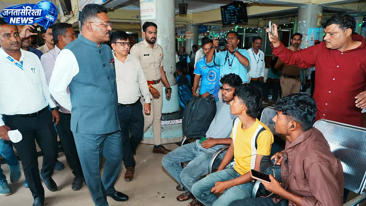 पुणे स्टेशन बस स्टैंड का मंत्री ने किया निरीक्षण, यात्रियों की सुविधाएं बेहतर करने के निर्देश पुणे स्टेशन बस स्टैंड का मंत्री ने किया निरीक्षण, यात्रियों की सुविधाएं बेहतर करने के निर्देश