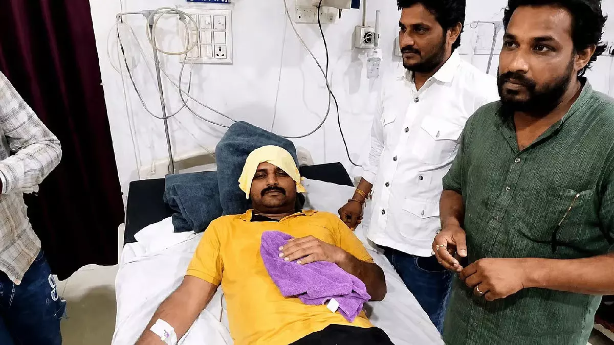 देवास में तिरंगा यात्रा के दौरान मधुमक्खियों का हमला, अफरातफरी में कई लोग घायल देवास में तिरंगा यात्रा के दौरान मधुमक्खियों का हमला, अफरातफरी में कई लोग घायल