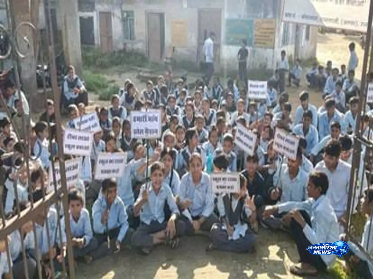 अलवर में कॉकरोच जनता पार्टी ने खोला मोर्चा अलवर में कॉकरोच जनता पार्टी ने खोला मोर्चा