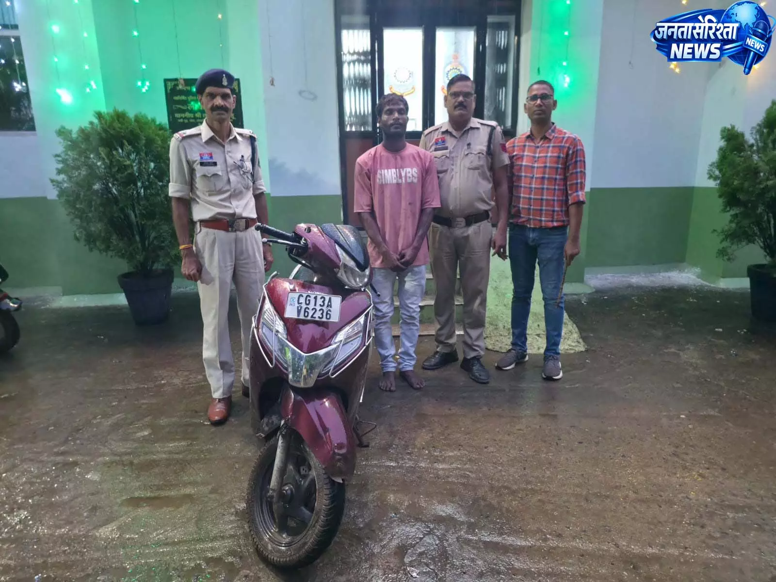 पुलिस की मुस्तैदी से चोरी की वारदात नाकाम, सूने मकान में घुसे आरोपी को दबोचा पुलिस की मुस्तैदी से चोरी की वारदात नाकाम, सूने मकान में घुसे आरोपी को दबोचा