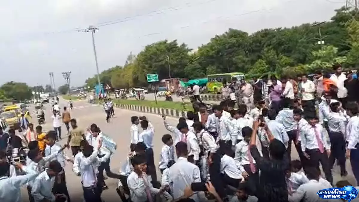 लखनऊ में जेन अल्फा छात्रों का गुस्सा सड़क पर उतरा लखनऊ में जेन अल्फा छात्रों का गुस्सा सड़क पर उतरा