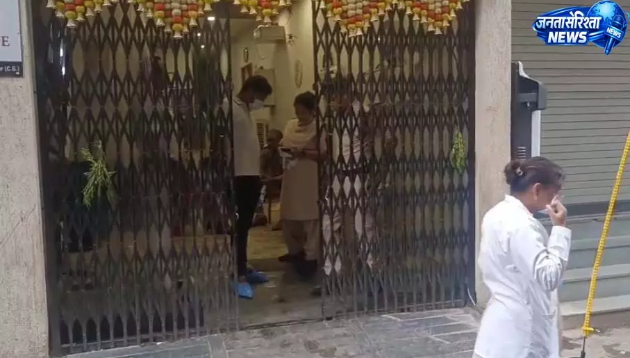 होटल में प्रेमिका की हत्या, प्रेमी ने खुद का गला काटकर की आत्महत्या की कोशिश होटल में प्रेमिका की हत्या, प्रेमी ने खुद का गला काटकर की आत्महत्या की कोशिश