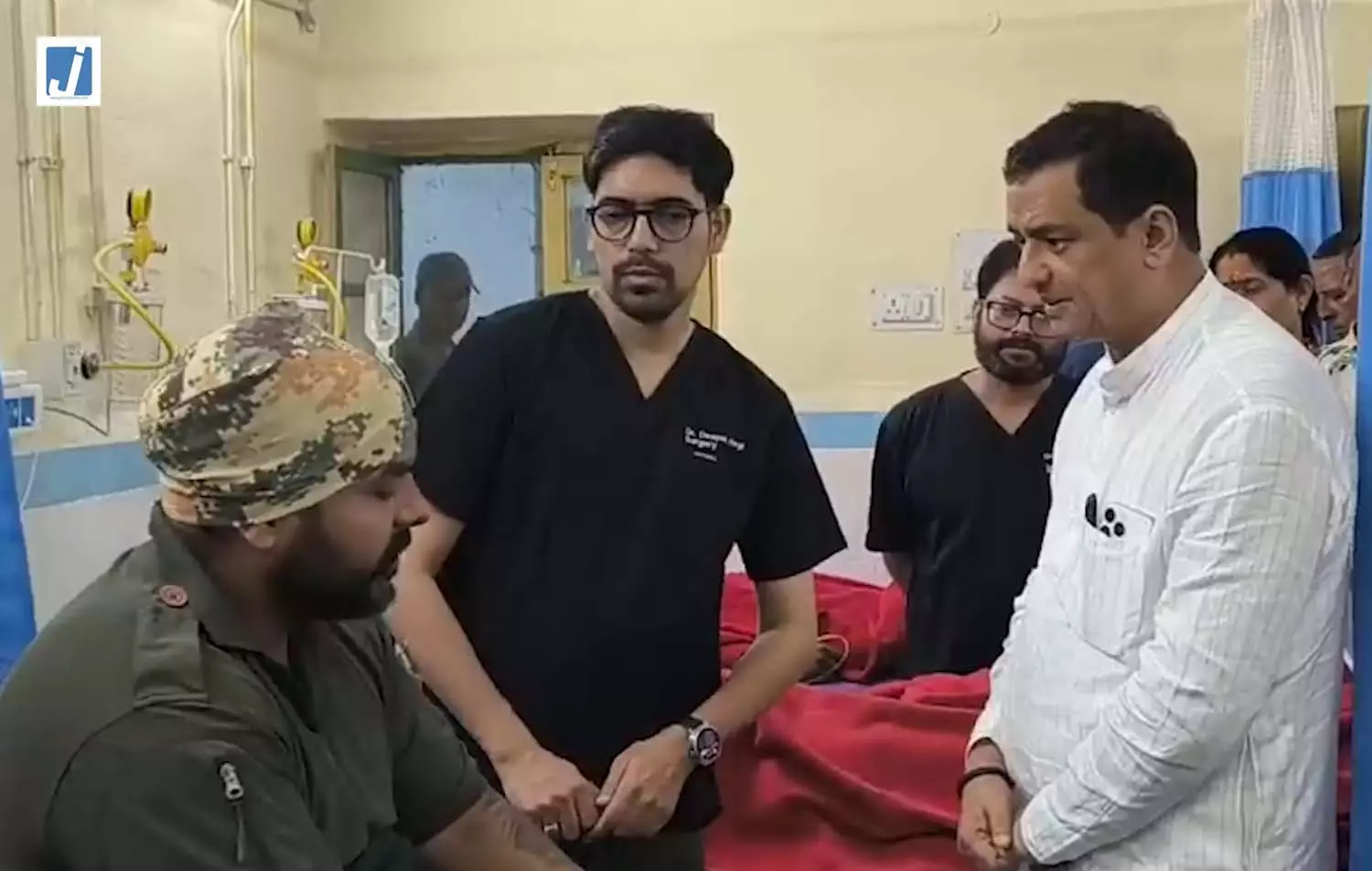 चमोली सुरंग हादसे के घायलों से मिले सांसद अनिल बलूनी अस्पताल पहुंचकर जाना हाल चमोली सुरंग हादसे के घायलों से मिले सांसद अनिल बलूनी अस्पताल पहुंचकर जाना हाल