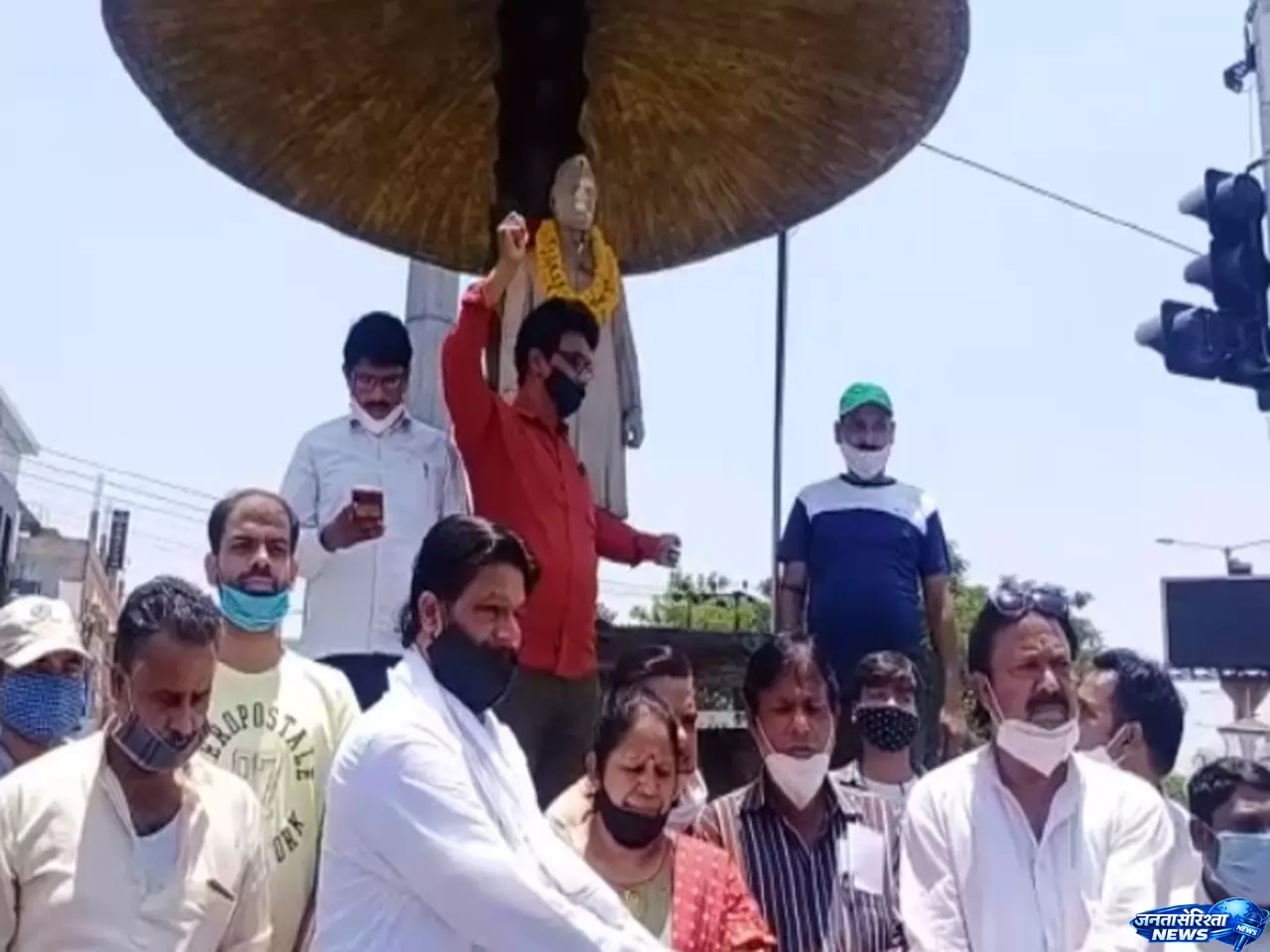 नेहरू की प्रतिमा पर विवाद पुलिस की मौजूदगी में कांग्रेस का प्रदर्शन नेहरू की प्रतिमा पर विवाद पुलिस की मौजूदगी में कांग्रेस का प्रदर्शन