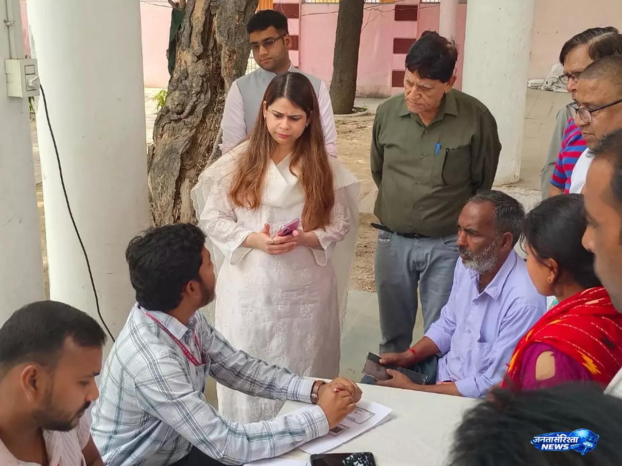 तैमूरपुर स्कूल पहुंचीं डीएम कम उपस्थिति पर मांगा जवाब तैमूरपुर स्कूल पहुंचीं डीएम कम उपस्थिति पर मांगा जवाब