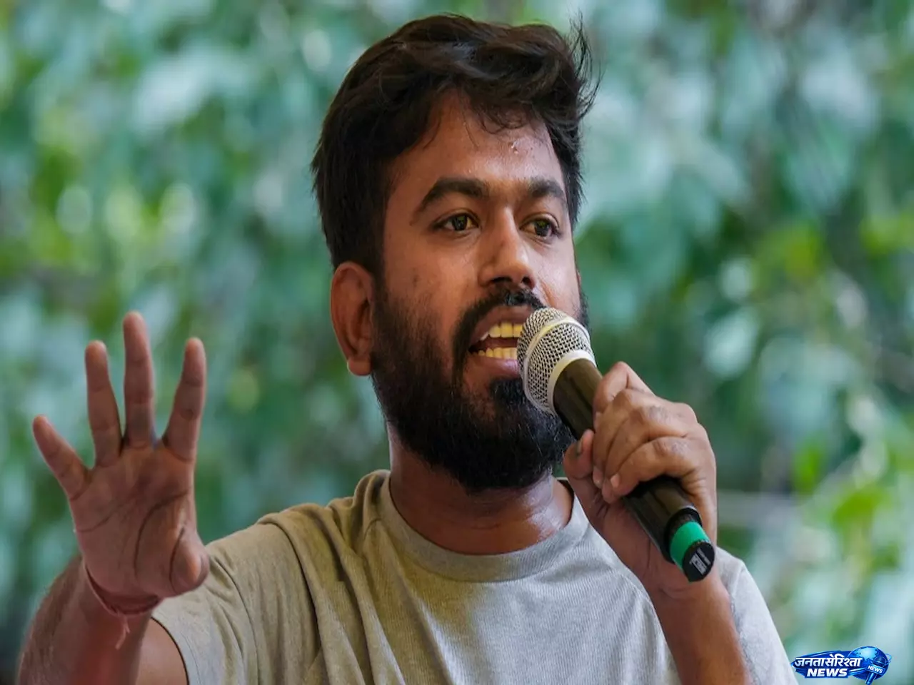 ग्रामीण स्कूलों को सुधारने निकलेगी कॉकरोच जनता पार्टी ग्रामीण स्कूलों को सुधारने निकलेगी कॉकरोच जनता पार्टी