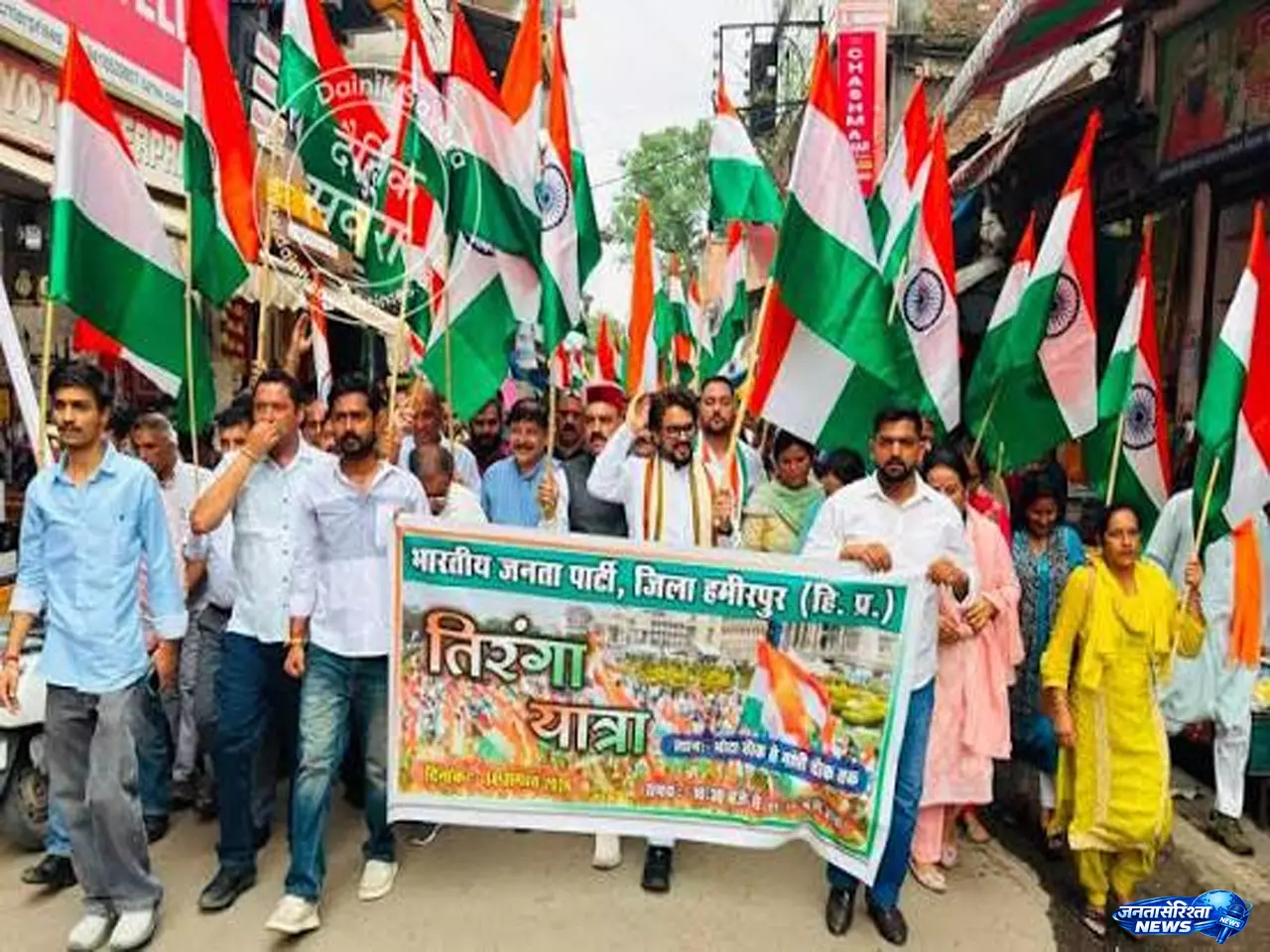 हमीरपुर में देशभक्ति का ज्वार तिरंगा यात्रा में जुटी भारी भीड़ हमीरपुर में देशभक्ति का ज्वार तिरंगा यात्रा में जुटी भारी भीड़