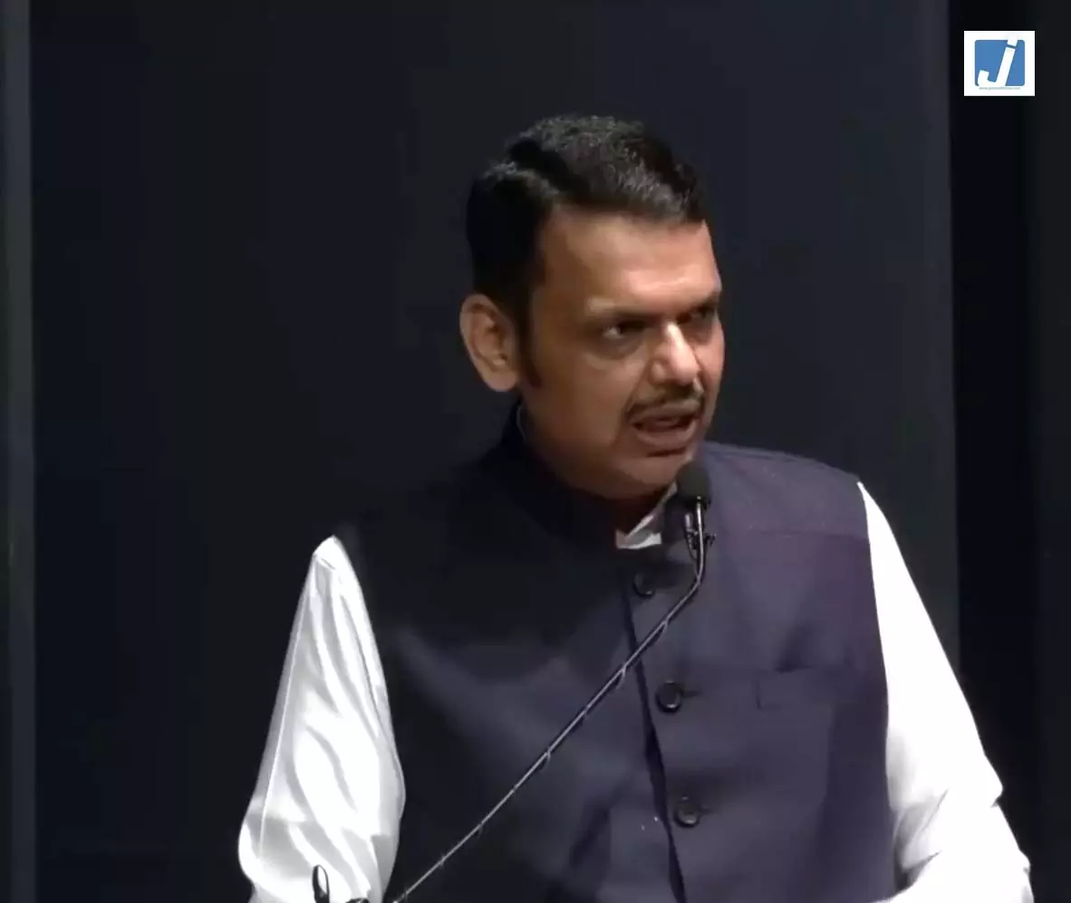 फडणवीस बोले- देश को बेहतर बनाने का रास्ता बाबासाहेब आंबेडकर के संविधान से होकर जाता है फडणवीस बोले- देश को बेहतर बनाने का रास्ता बाबासाहेब आंबेडकर के संविधान से होकर जाता है