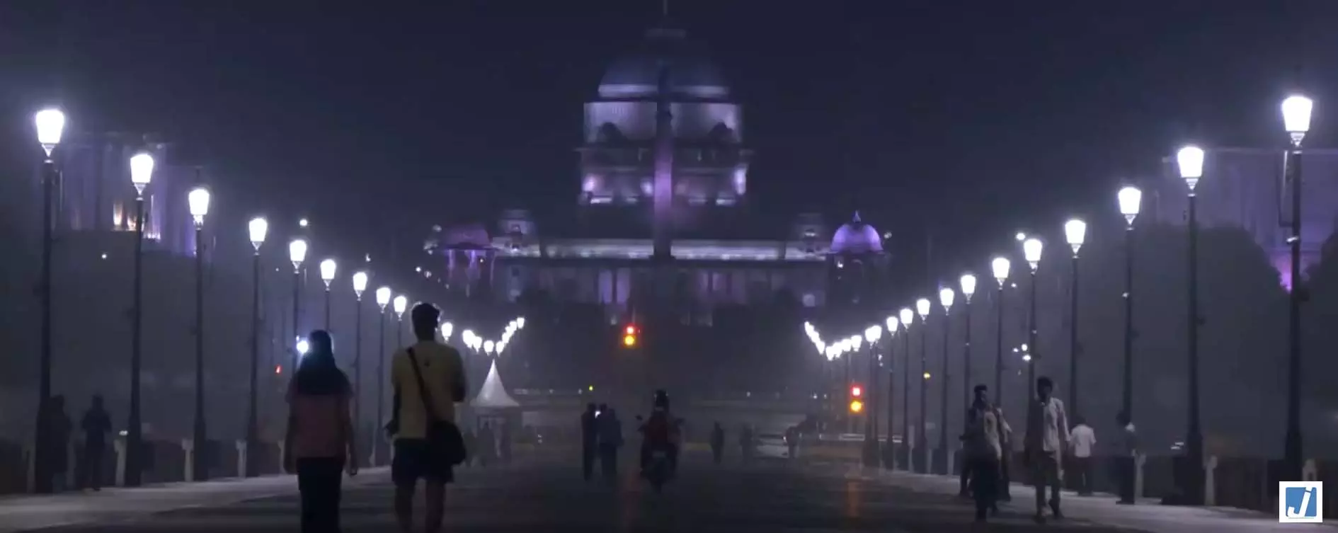 स्वतंत्रता दिवस की पूर्व संध्या पर तिरंगे की रोशनी से जगमगाया दिल्ली स्वतंत्रता दिवस की पूर्व संध्या पर तिरंगे की रोशनी से जगमगाया दिल्ली