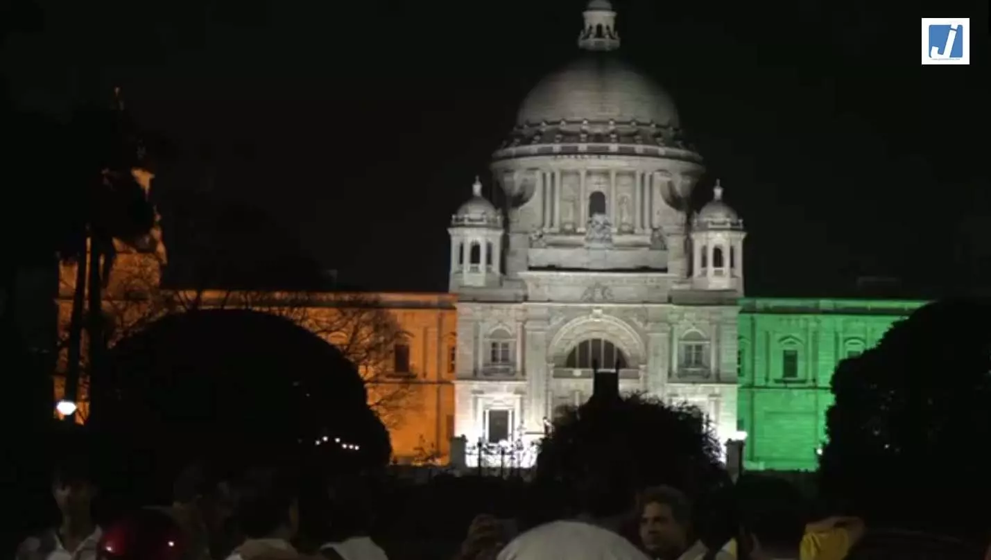 स्वतंत्रता दिवस की पूर्व संध्या पर तिरंगे के रंगों में सजा विक्टोरिया मेमोरियल स्वतंत्रता दिवस की पूर्व संध्या पर तिरंगे के रंगों में सजा विक्टोरिया मेमोरियल