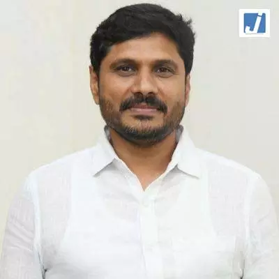 आंध्र प्रदेश: वाईएसआरसीपी सांसद ने टीईटी मुद्दे पर तीन शिक्षकों के निलंबन की निंदा की आंध्र प्रदेश: वाईएसआरसीपी सांसद ने टीईटी मुद्दे पर तीन शिक्षकों के निलंबन की निंदा की