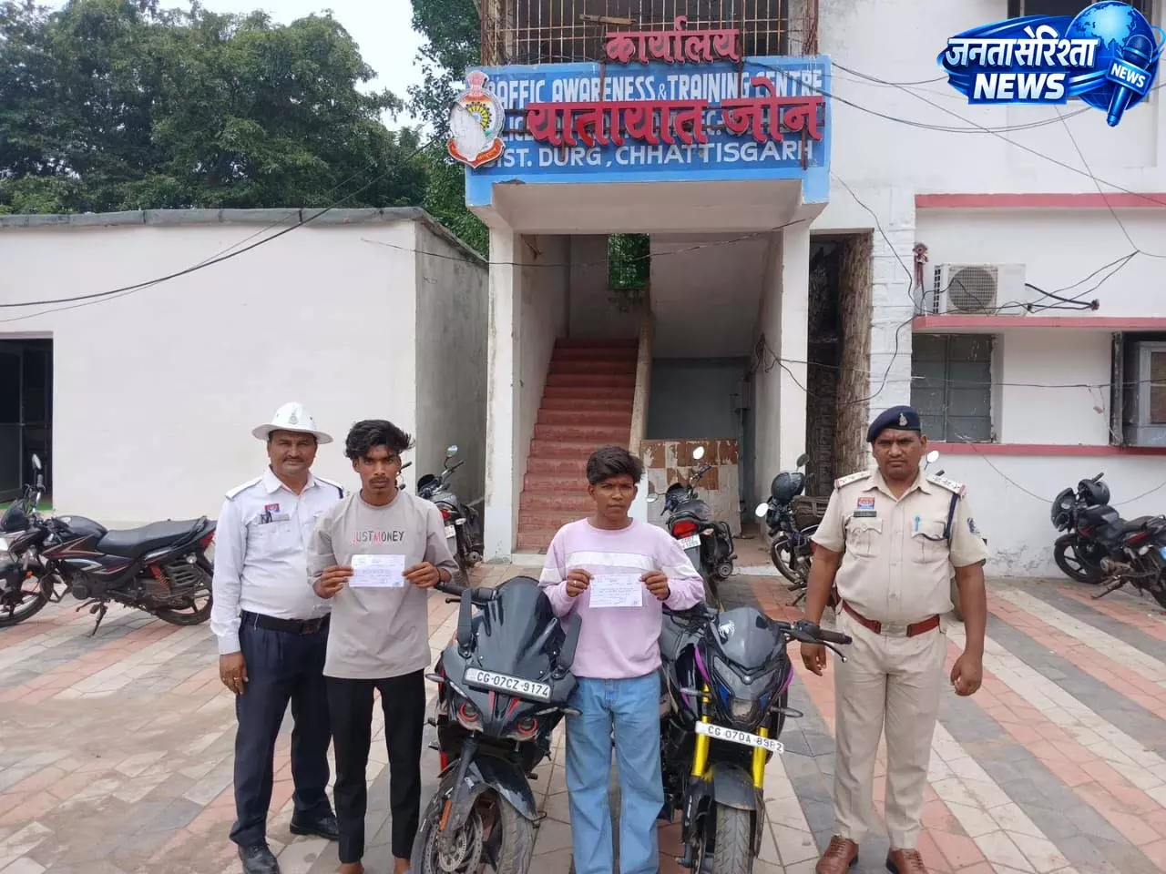 स्टंट दिखाना पड़ा महंगा, यातायात पुलिस ने युवकों की बाइक की जब्त स्टंट दिखाना पड़ा महंगा, यातायात पुलिस ने युवकों की बाइक की जब्त