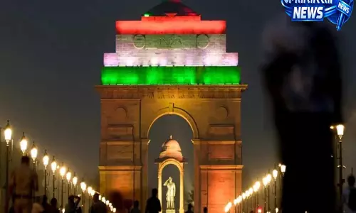 आजादी के जश्न में डूबा भारत स्मारकों पर दिखी तिरंगे की भव्य चमक