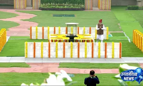 प्रधानमंत्री मोदी ने राजघाट पहुंचकर महात्मा गांधी को दी श्रद्धांजलि प्रधानमंत्री मोदी ने राजघाट पहुंचकर महात्मा गांधी को दी श्रद्धांजलि