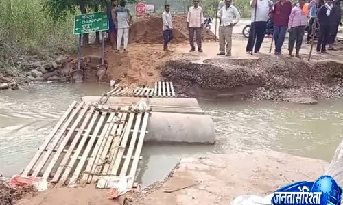 बाढ़ ने काटा संपर्क मार्ग ग्रामीणों ने बनाया अस्थायी पुल जिम्मेदार अधिकारी बेखबर बाढ़ ने काटा संपर्क मार्ग ग्रामीणों ने बनाया अस्थायी पुल जिम्मेदार अधिकारी बेखबर
