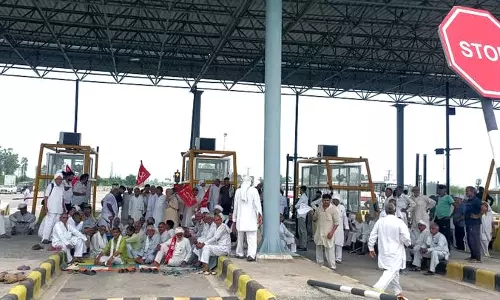 हिसार में हुई हत्या के मामले में किसानों और खाप पंचायतों ने रोहतक टोल प्लाज़ा जाम किए