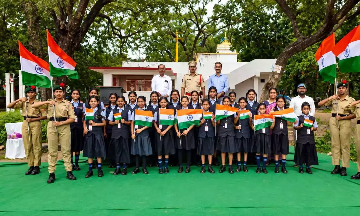 सेंट जॉर्ज स्कूल के छात्रों ने तिरंगा रैली निकाली सेंट जॉर्ज स्कूल के छात्रों ने तिरंगा रैली निकाली