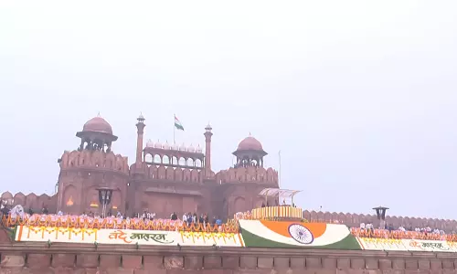 स्वतंत्रता दिवस पर लाल किले से ही क्यों फहराया जाता है तिरंगा? जानिए इसके पीछे की पूरी कहानी स्वतंत्रता दिवस पर लाल किले से ही क्यों फहराया जाता है तिरंगा? जानिए इसके पीछे की पूरी कहानी