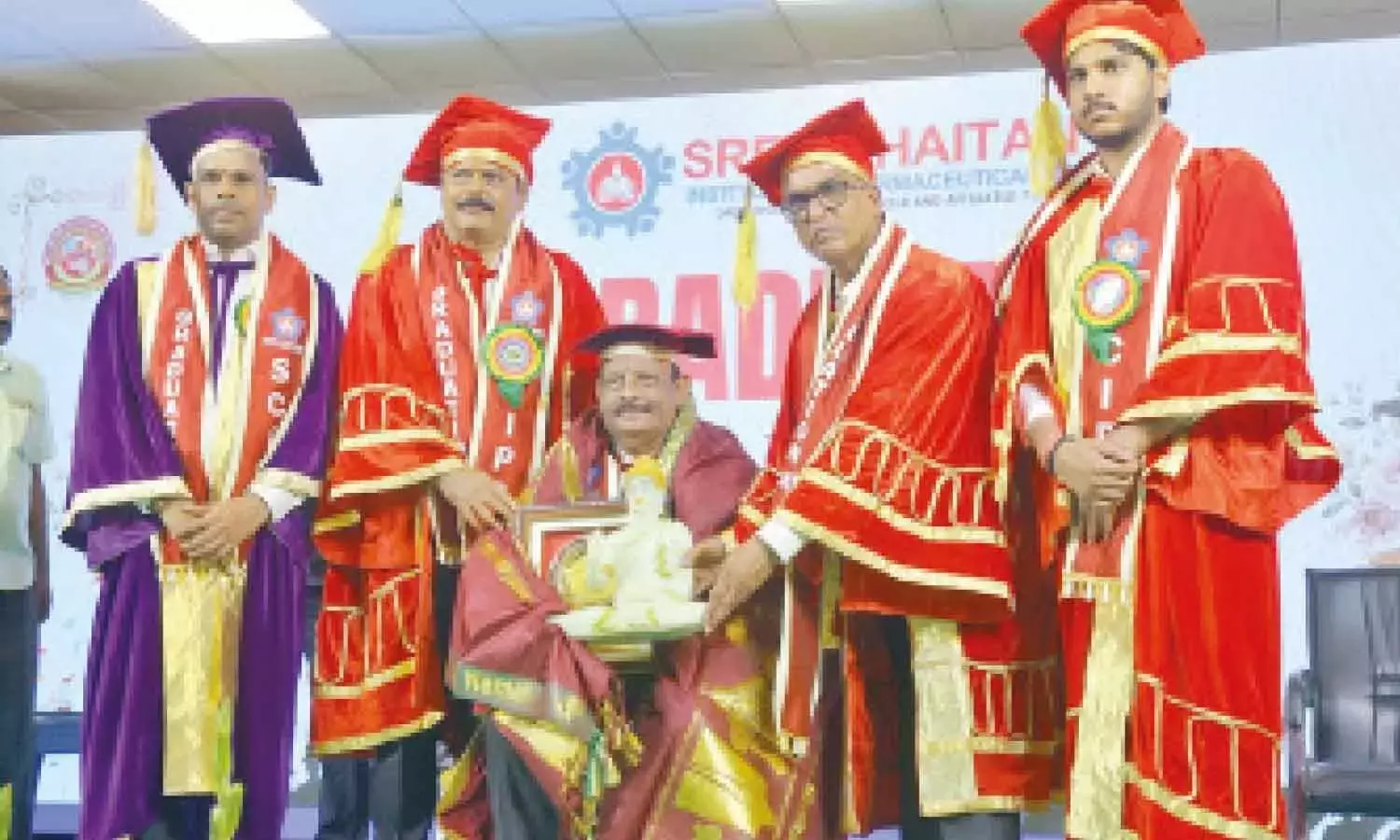 श्री चैतन्य इंस्टीट्यूट में ग्रेजुएशन समारोह आयोजित किया गया