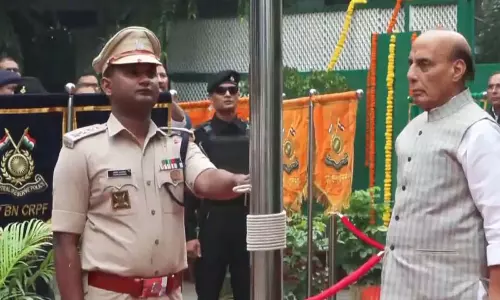 रक्षा मंत्री राजनाथ सिंह ने 80वें स्वतंत्रता दिवस पर अपने आवास पर तिरंगा फहराया